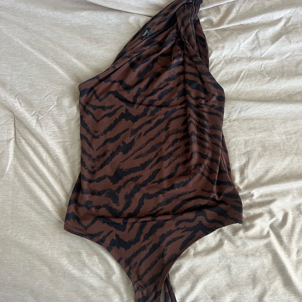 Cheetah one shoulder